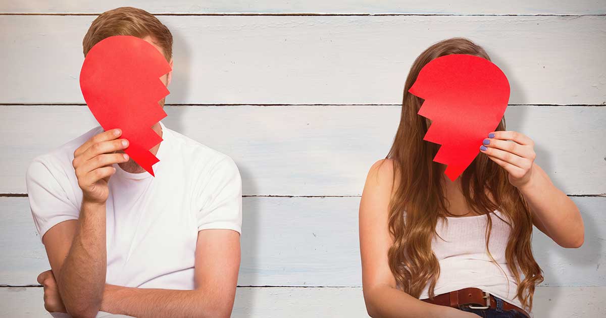 Bild zeigt ein Paar mit kaputten Teilen eines Herzens