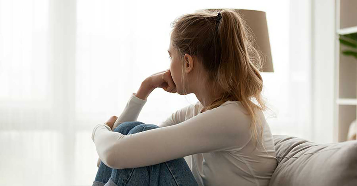 Bild zeigt in der Beziehung unglückliche junge Frau