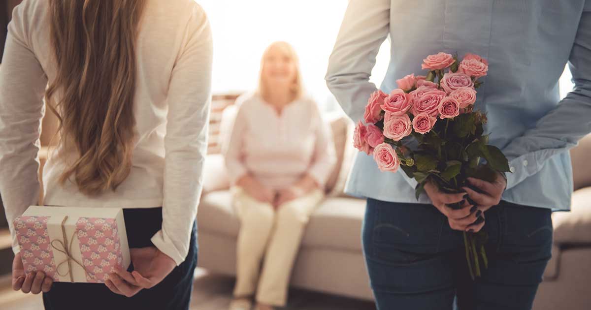 Bild zeigt Kinder die Mutter beschenken