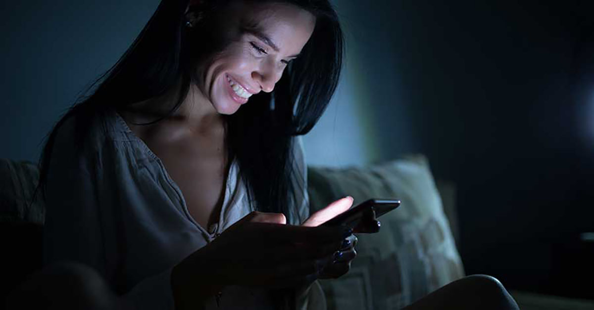 Bild zeigt Frau beim Dating am Handy