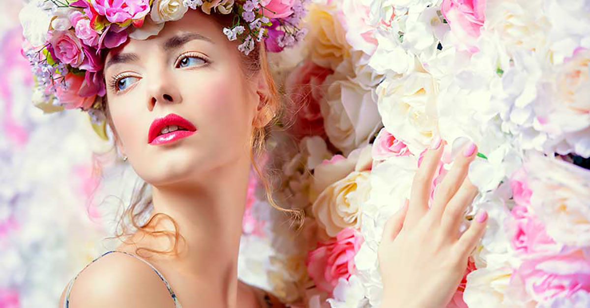 Bild zeigt junge Frau Frühling mit Blumen