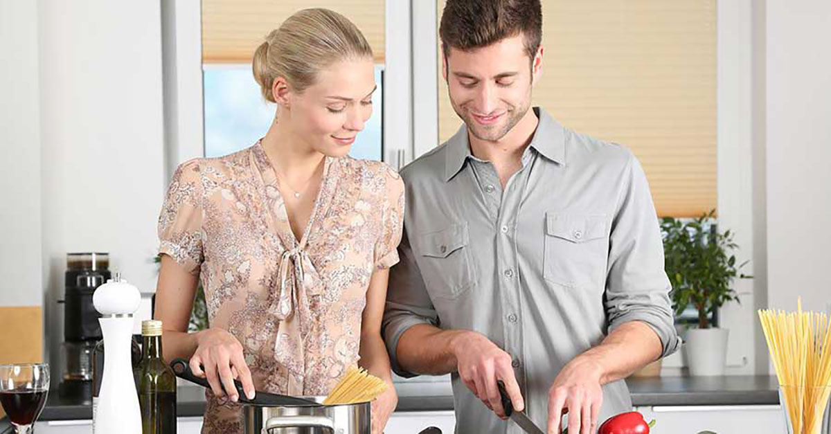 Bild zeigt Paar beim gemeinsamen Kochen