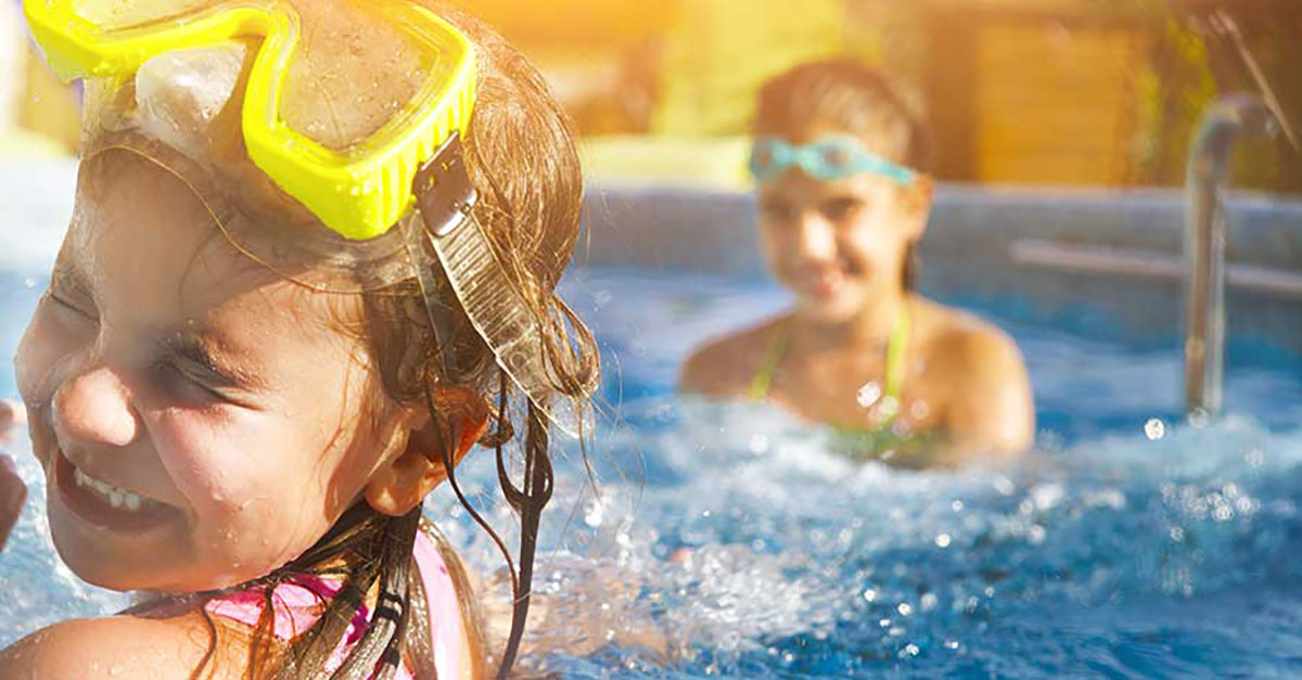 Bild zeigt Kinder mit Spaß im Swimmingpool