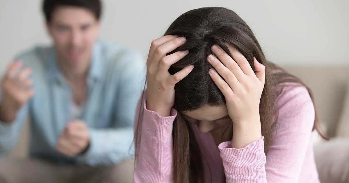 Bild zeigt Frau die von Partner im Streit beleidigt wird