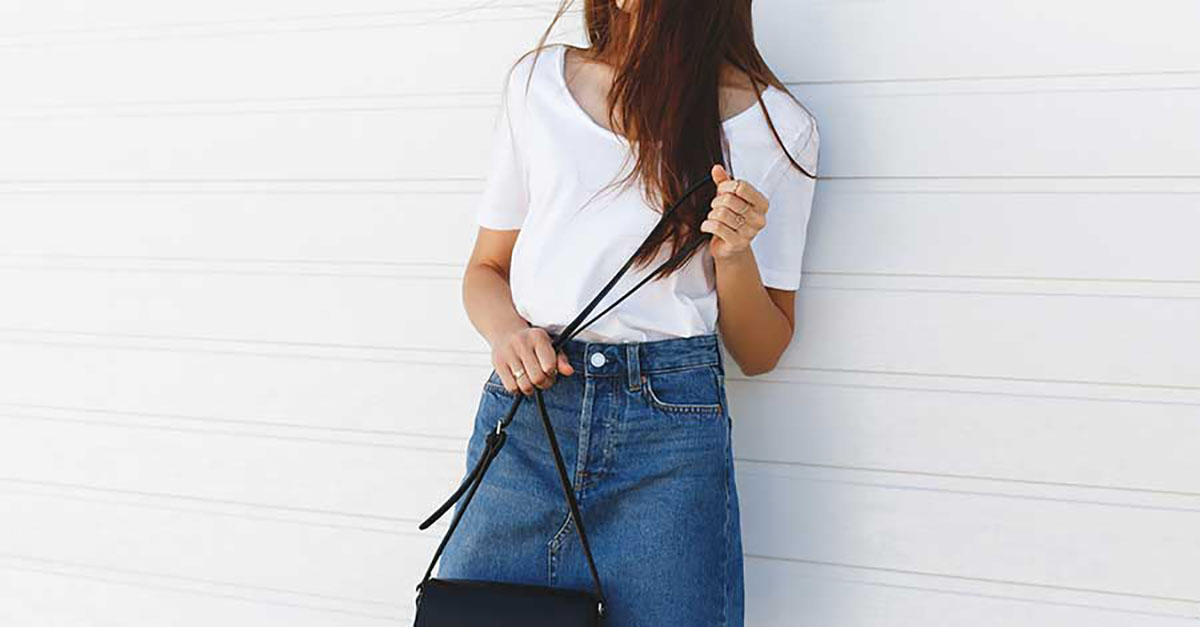 Bild zeigt Frau in Basic Fashion mit Handtasche
