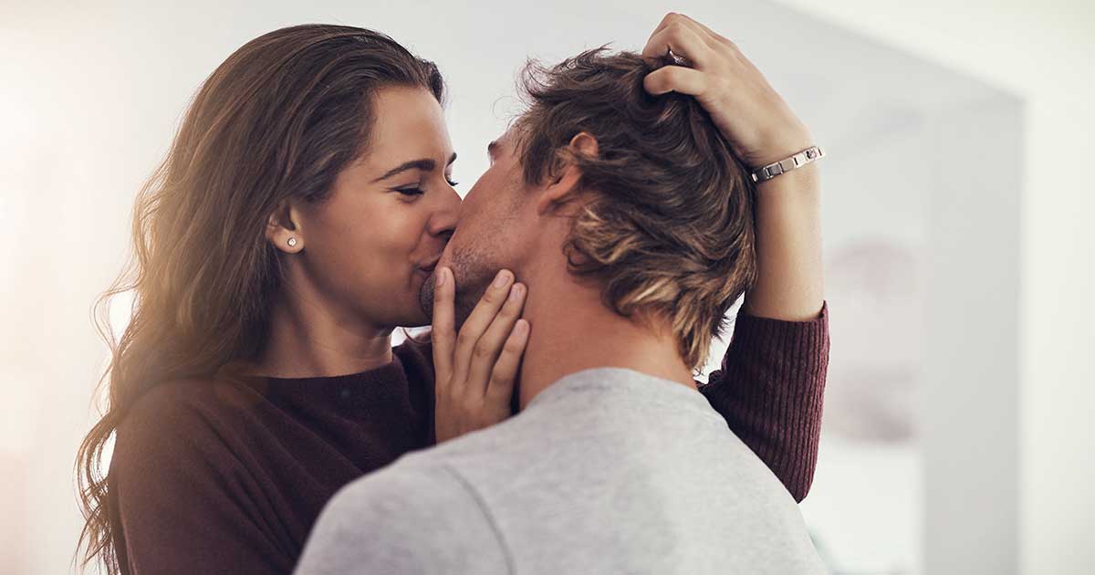 Bild zeigt Paar, das sich küsst