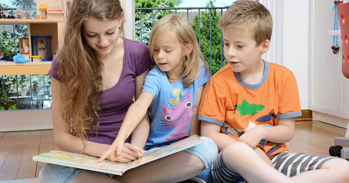 Bild zeigt freundliches AU Pair mit Kindern der Familie