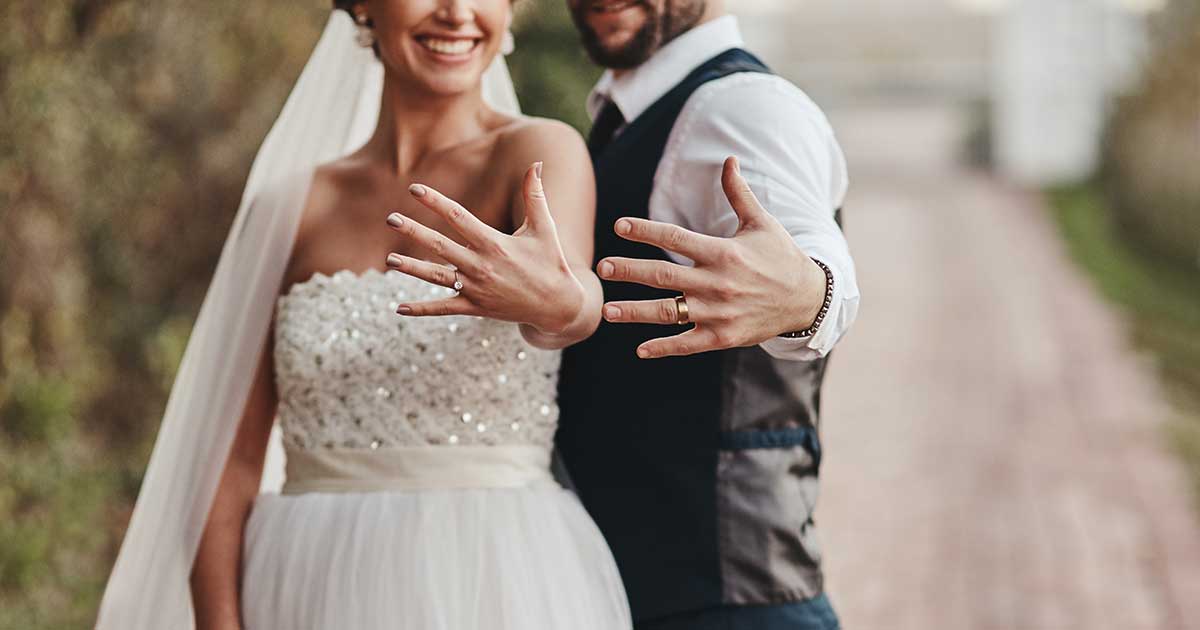 Bild zeigt ein Hochzeitspaar mit Eheringen