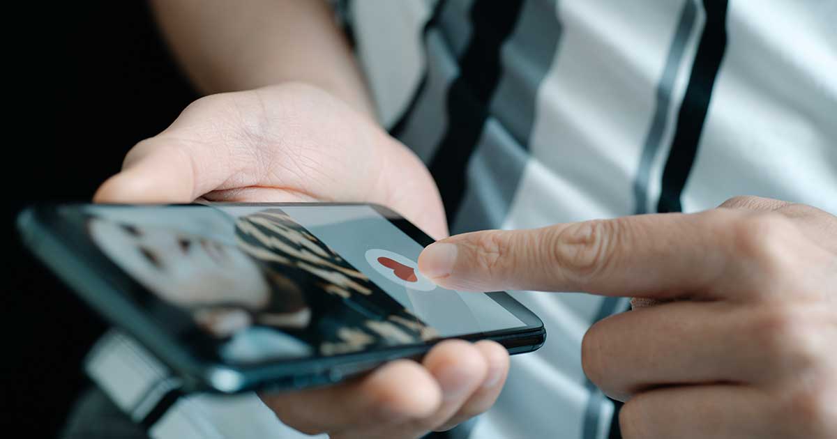 Bild zeigt Hände und Handy beim Dating