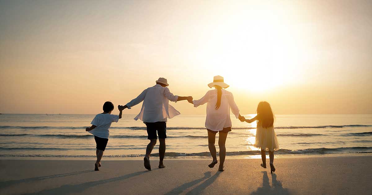 Bild zeigt Familie im Sommerurlaub