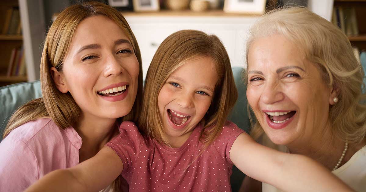 Bild zeigt Mutter, Tochter und alte Frau