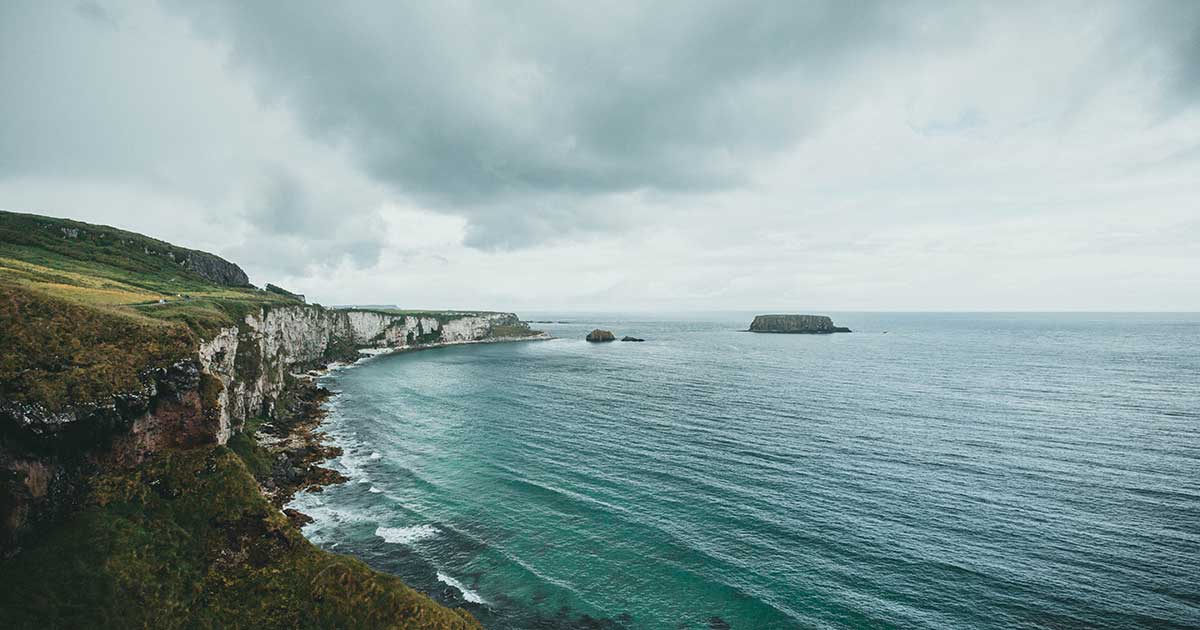 Irlands grüne Küste mit Klippen und Blick auf den Atlantik