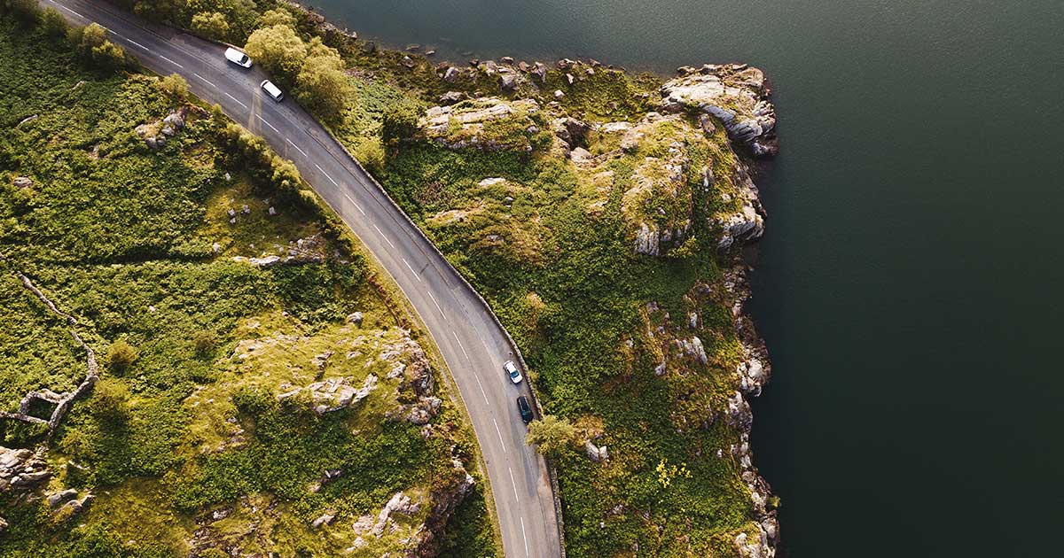 Mietwagen auf einer Küstenstraße während einer Irland-Rundreise