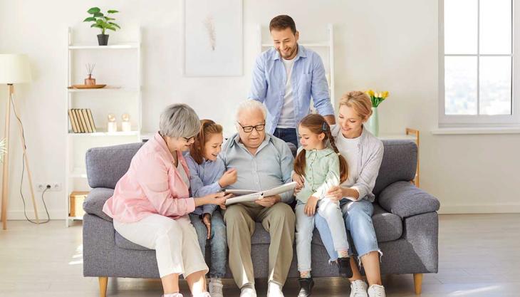 Mehrere Generationen einer Familie verbringen gemeinsam Zeit mit den Großeltern.