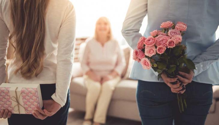 Bild zeigt Kinder die Mutter beschenken