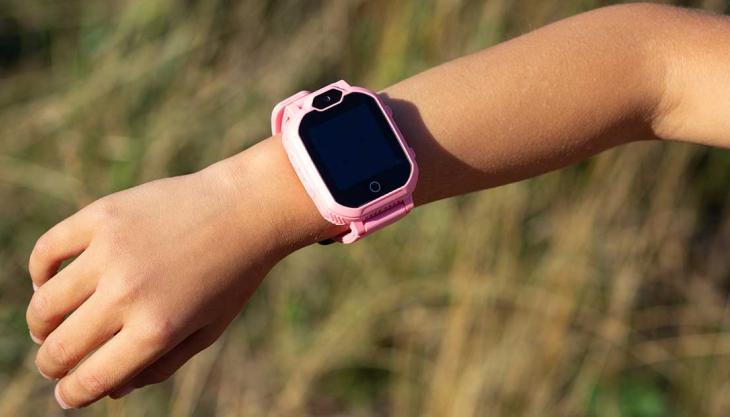 Arm mit Kindersmartwatch
