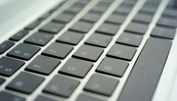 Nahaufnahme einer Laptop-Tastatur mit schrägem Blickwinkel, Fokus auf den Buchstabentasten.