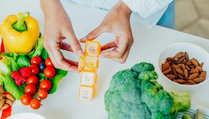Bewusste Ernährung mit frischen Lebensmitteln und strukturierter Vitaminroutine im Alltag