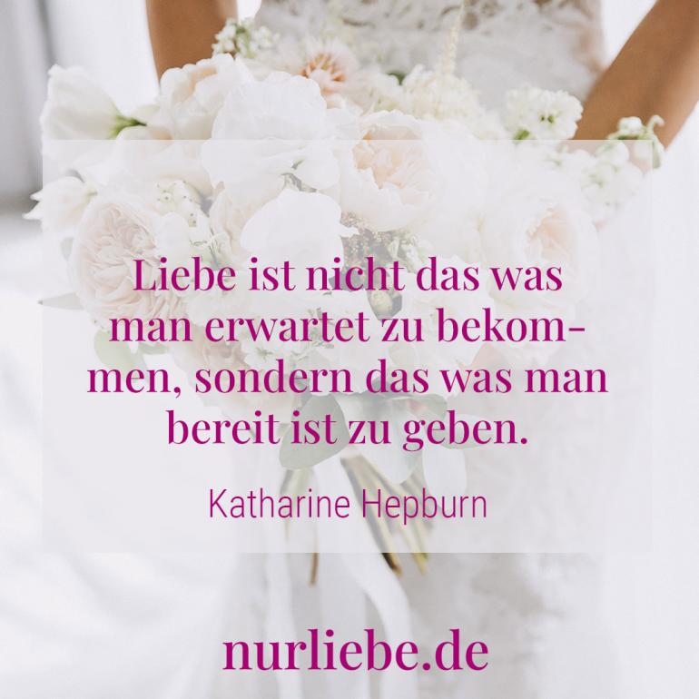 Bild zeigt Spruch zur Hochzeit „Liebe ist nicht das was man erwartet zu bekommen, sondern das was man bereit ist zu geben von Katharine Hepburn