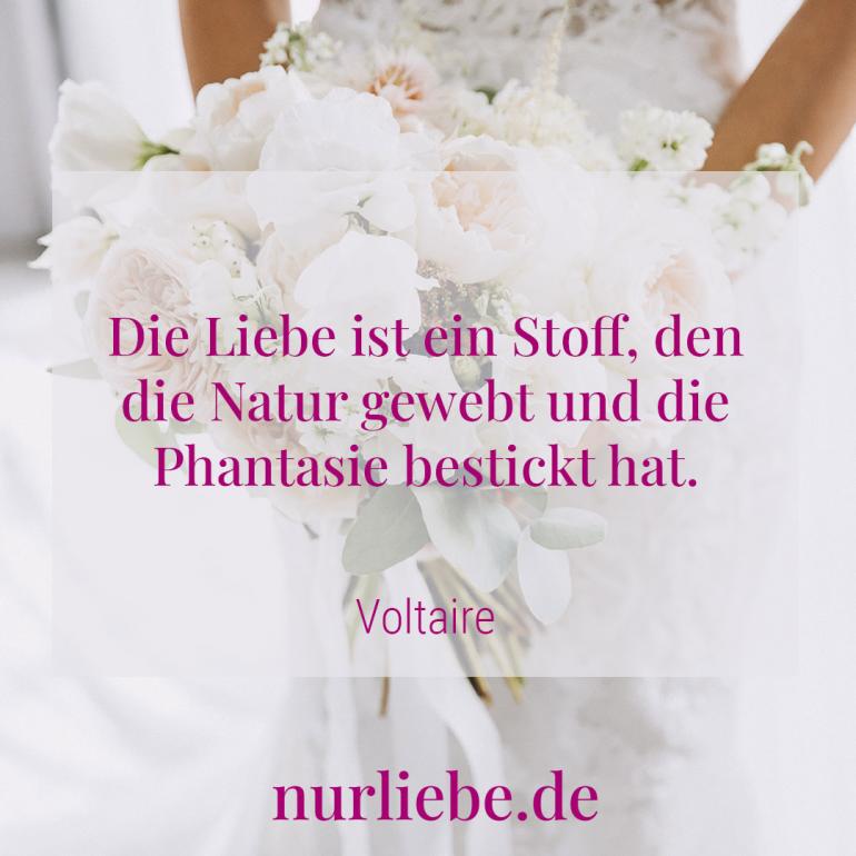 Bild zeigt Spruch zur Hochzeit Die Liebe ist ein Stoff, den die Natur gewebt und die Phantasie bestickt hat von Voltaire
