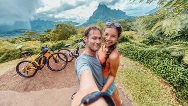 Bild zeigt Paar auf Radtour