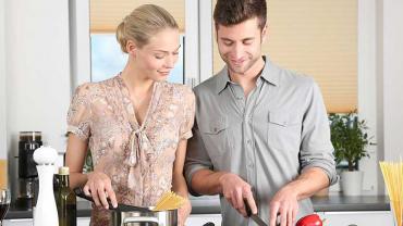 Bild zeigt Paar beim gemeinsamen Kochen