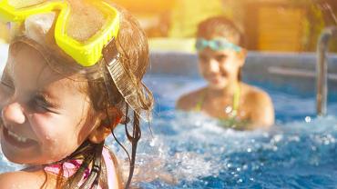 Bild zeigt Kinder mit Spaß im Swimmingpool