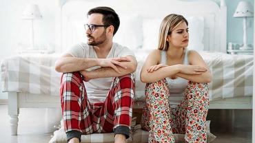 Bild zeigt junges Paar mit Problemen im Bett