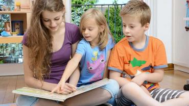 Bild zeigt freundliches AU Pair mit Kindern der Familie