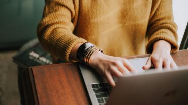 Foto zum Thema Person, die einen Laptop benutzt – Kostenloses Bild zu Arbeit auf Unsplash