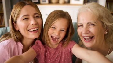 Bild zeigt Mutter, Tochter und alte Frau