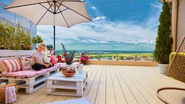 Bild zeigt Kind auf einer Terrasse