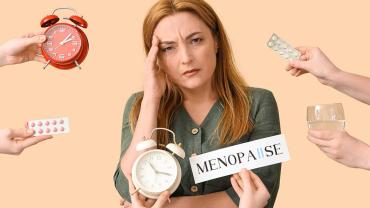 Frau mittleren Alters mit besorgtem Gesichtsausdruck, umgeben von Uhren, Tabletten und einem Schild mit dem Wort „Menopause“, Symbolbild für Wechseljahre