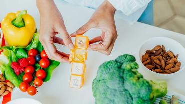 Bewusste Ernährung mit frischen Lebensmitteln und strukturierter Vitaminroutine im Alltag