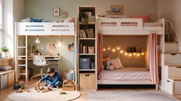 Modernes Geschwisterzimmer mit Hochbett, Lernbereich, Stauraum und separaten Rückzugsorten für zwei Kinder.