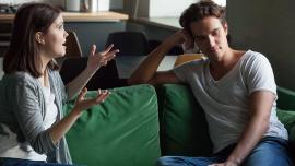 Bild zeigt Gespräch eines Paares mit Desinteresse des Partners der nicht zuhört