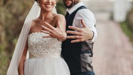 Bild zeigt ein Hochzeitspaar mit Eheringen