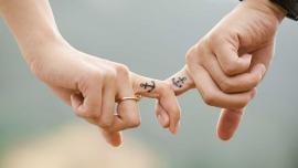 Bild zeigt Hände eines Paares mit Anker-Tattoo