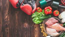 Bild zeigt Low Carb Lebensmittel und Fitnessgeräte