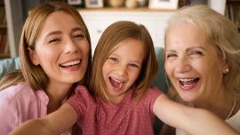 Bild zeigt Mutter, Tochter und alte Frau
