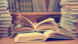 Bild zeigt Bücher verschiedener Autoren