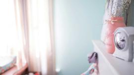 Schrank in einem Kinderzimmer, auf dem eine Kinderuhr steht