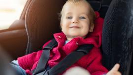 Baby im rückwärtsgerichteten Kindersitz sicher im Auto angeschnallt