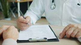 Arzt im Beratungsgespräch mit einem Patienten über die Behandlung chronischer Erkrankungen