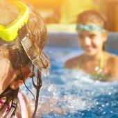 Bild zeigt Kinder mit Spaß im Swimmingpool