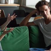 Bild zeigt Gespräch eines Paares mit Desinteresse des Partners der nicht zuhört