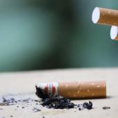 Bild zeigt Zigaretten und eine letzte Zigarette ausgedrückt