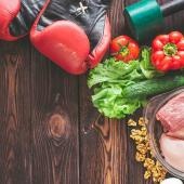 Bild zeigt Low Carb Lebensmittel und Fitnessgeräte