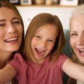 Bild zeigt Mutter, Tochter und alte Frau