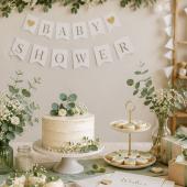 Liebevoll dekorierte Babyparty mit Geschenken, Ballons und festlich gedecktem Tisch